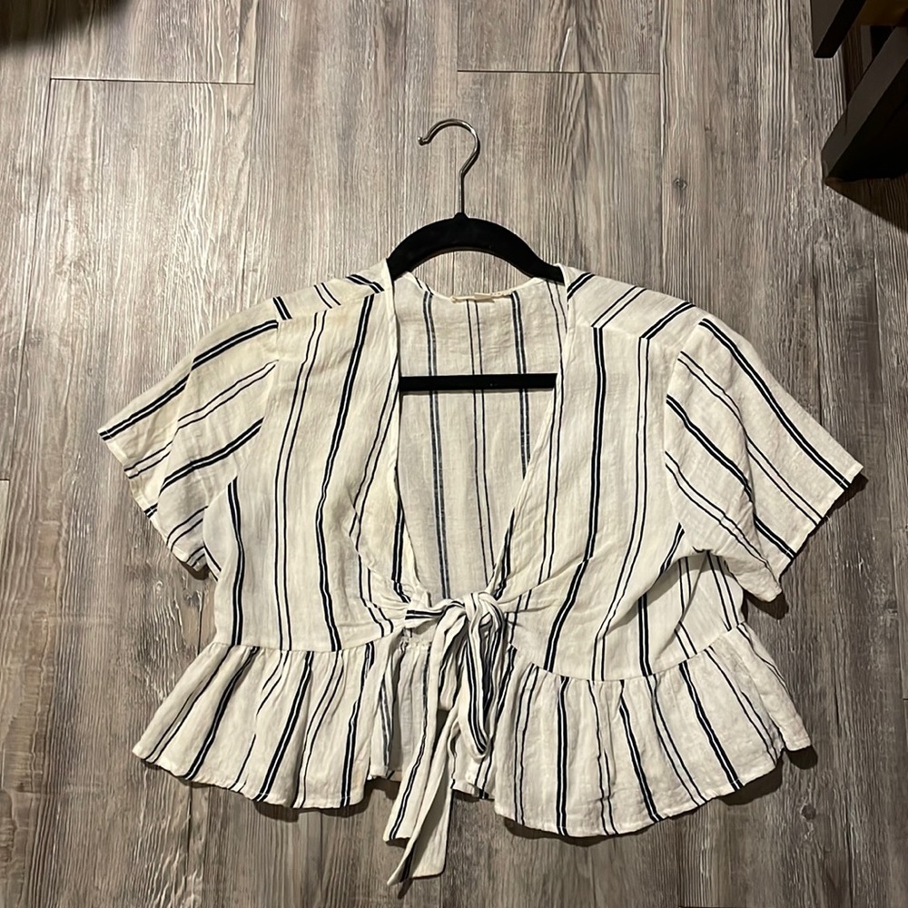 Pacsun Cropped short sleeve front tie top